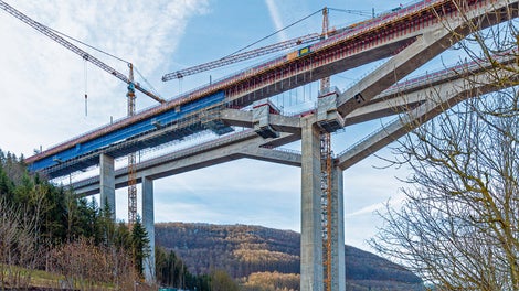 Die Kombinierbarkeit der Baukastensysteme VARIOKIT und PERI UP erlaubte maßgeschneiderte Projektlösungen für die Gesimskappenherstellung sowie die Nachbearbeitung des Überbaus und der Schrägpfeiler oberhalb des Y-Pfeilerkopfs.