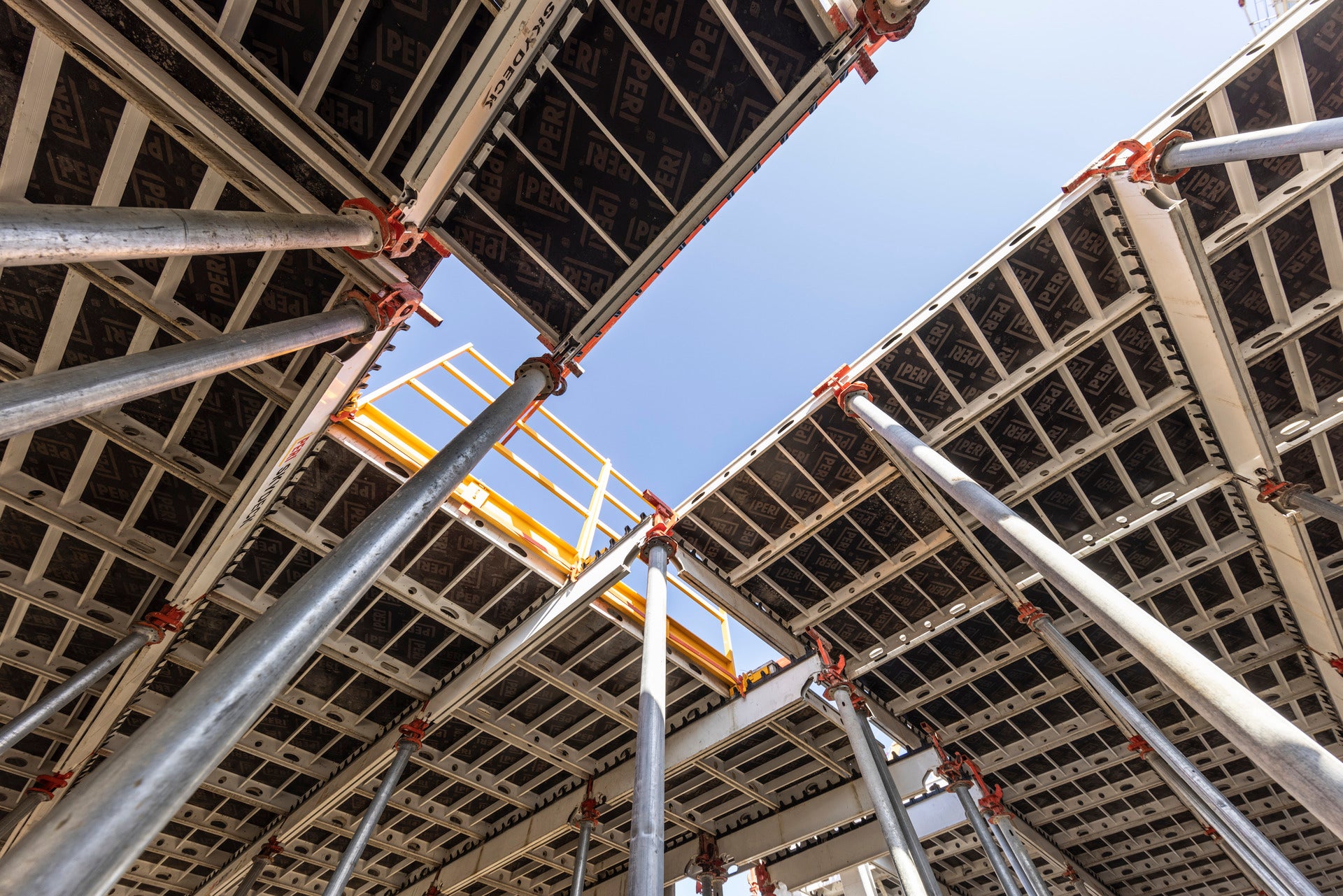 Für den offenen Deckenrand stehen verschiedene Sicherheitslösungen zur Auswahl, etwa die Geländereinheit oder das PROKIT Sicherheitssystem<br/>