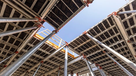 Für den offenen Deckenrand stehen verschiedene Sicherheitslösungen zur Auswahl, etwa die Geländereinheit oder das PROKIT Sicherheitssystem<br/>