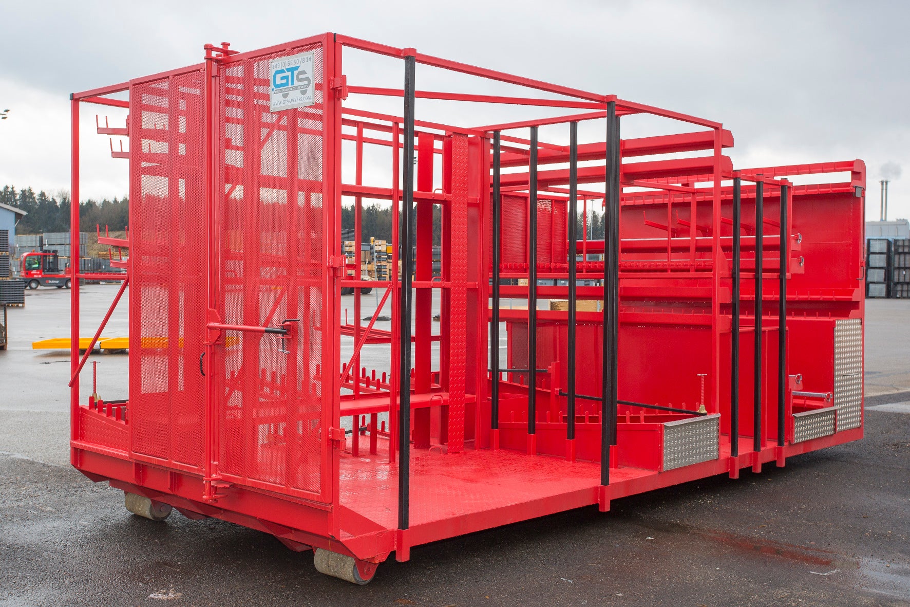 创新的物流概念-能够运输和储存约600平方米的PERI UP Easy脚手架材料。