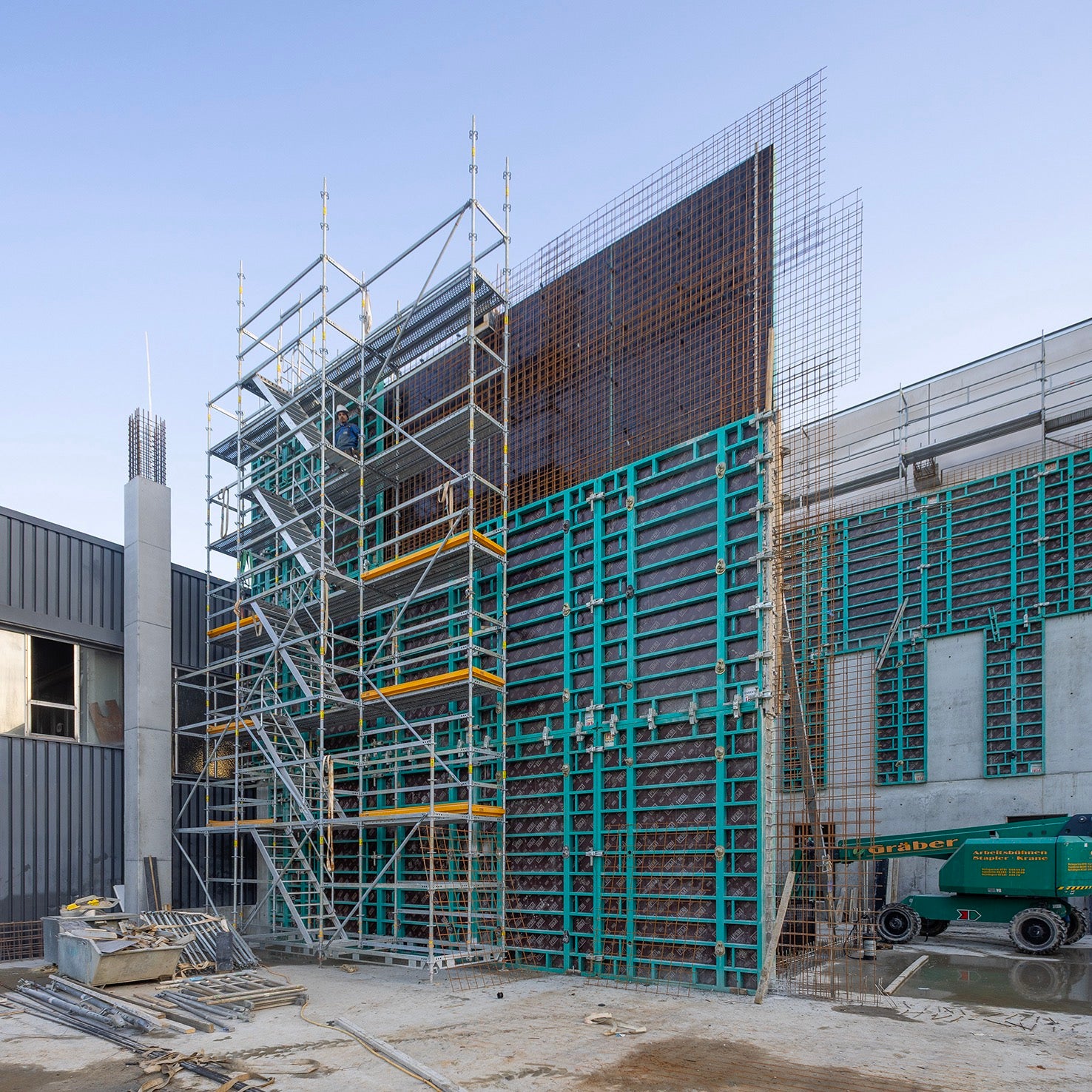 Das PERI UP Bewehrungsgerüst ist inklusive des integrierten Treppenzugangs als komplette Einheit kranversetzbar ausgebildet.