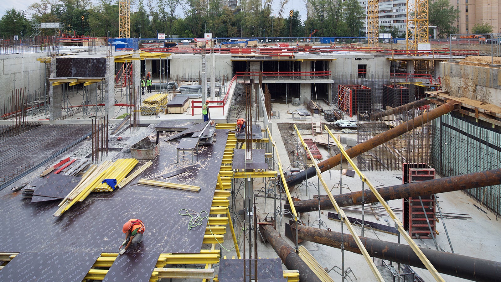 Для опалубливания перекрытий с капителями использовалась система MULTIFLEX.