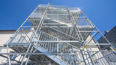 Die PERI UP Treppe Public ist die Lösung für öffentliche Verkehrs- und Fluchtwege. Sie entpricht höchsten Sicherheitsstandards und ermöglicht dank ihrer modularen Bauweise eine schnelle, nahezu kupplungsfreie Montage, die Zeit und Kosten spart. Die leichten Bauteile fördern ein ergonomisches Arbeiten und lassen sich flexibel an unterschiedliche Höhen und Gegebenheiten anpassen. Mit der PERI UP Treppe Public erfüllen Sie zuverlässig nationale und europäische Normen.