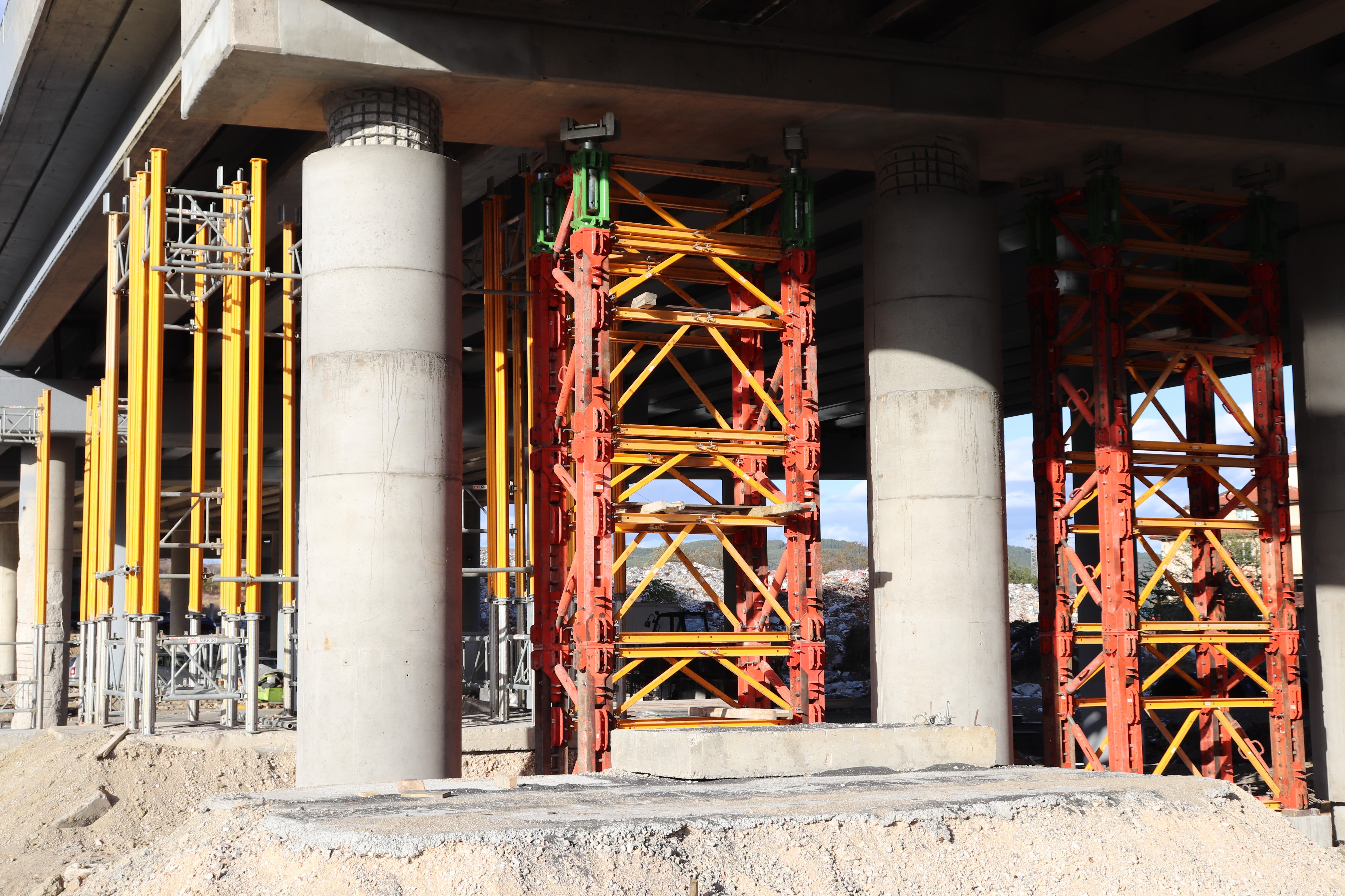 Подпиране на увреден стълб с VST Подпорни кули за тежки натоварвания