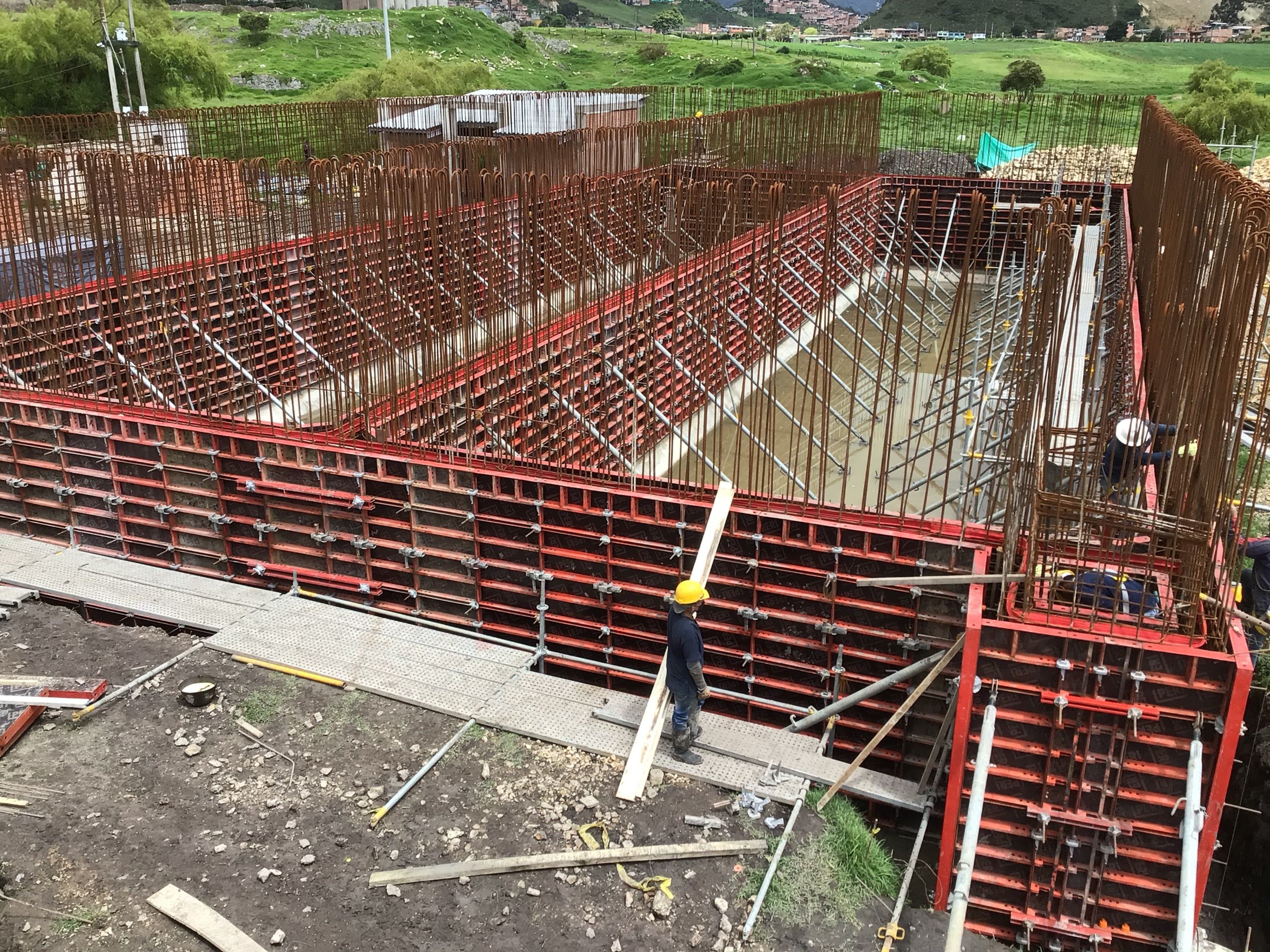 El sistema de encofrado LIWA, es la opción acertada para encofrar muros con geometrías tanto rectas como radiales.