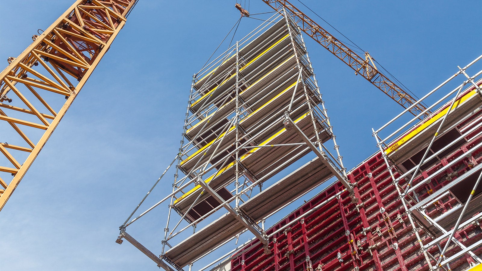 Self-supporting reinforcement scaffolding can be used at the construction site for the reinforcement of concrete, the mounting of formwork and during casting. Because of their tight connections, scaffolds combined from PERI UP basic elements can be moved as a whole by crane.
