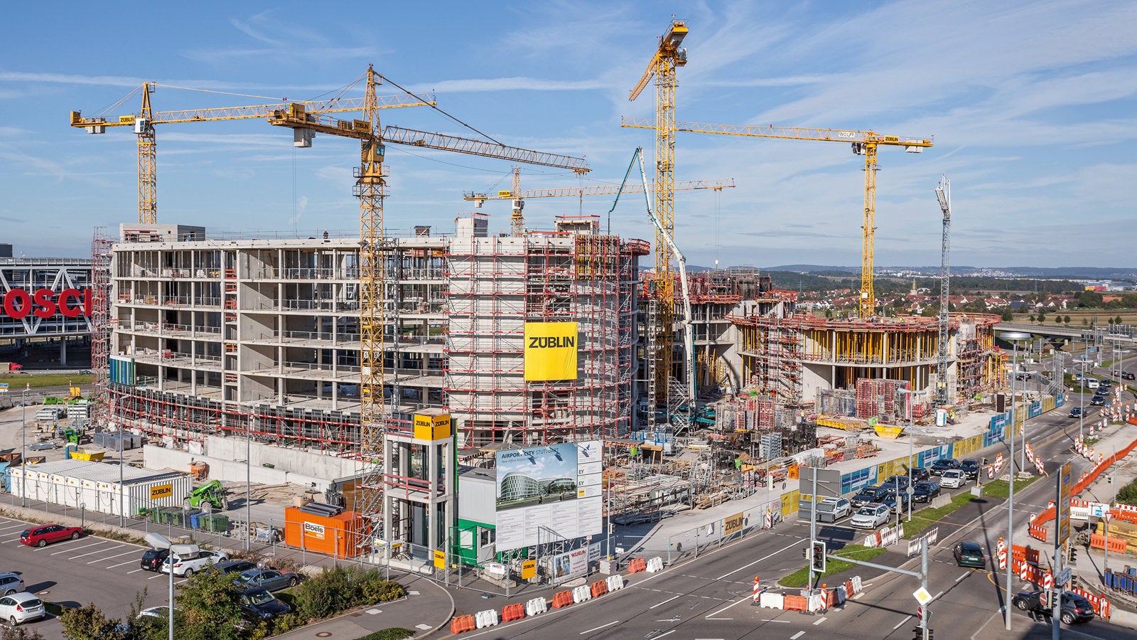 Baubeginn für das geschwungene Bürogebäude mit direkter Anbindung an Flughafen und Autobahn war im Februar 2014, bereits im November 2014 konnte Richtfest gefeiert werden. Bis 2013 stand hier noch das Parkhaus P10. 
