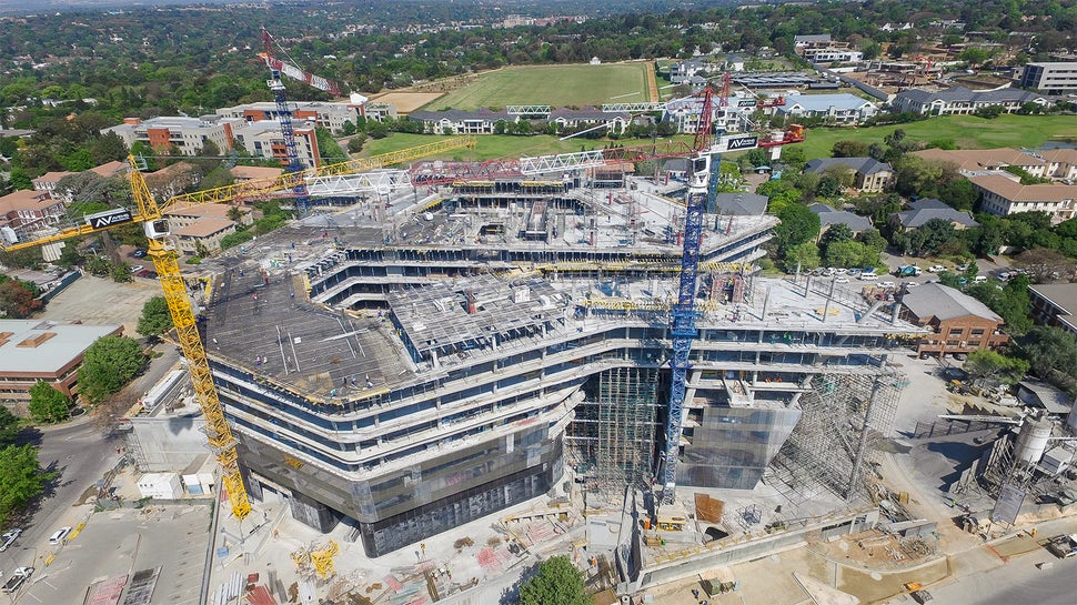 La compagnia chimica e petrolifera Sasol ha costruito a Johannesburg la nuova sede centrale: l'edificio conta 10 piani superiori e 7 interrati