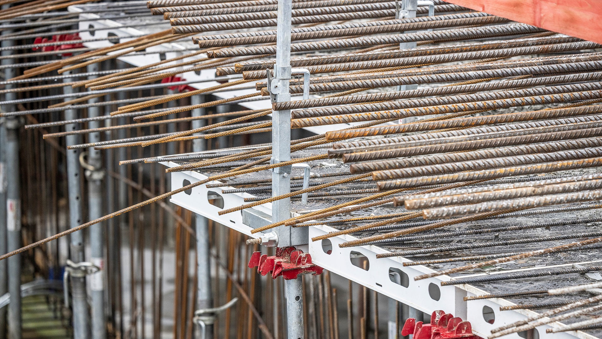 Geländerpfostenhalter dienten zur Herstellung der Absturzsicherung an der kurzen und langen Paneelseite.