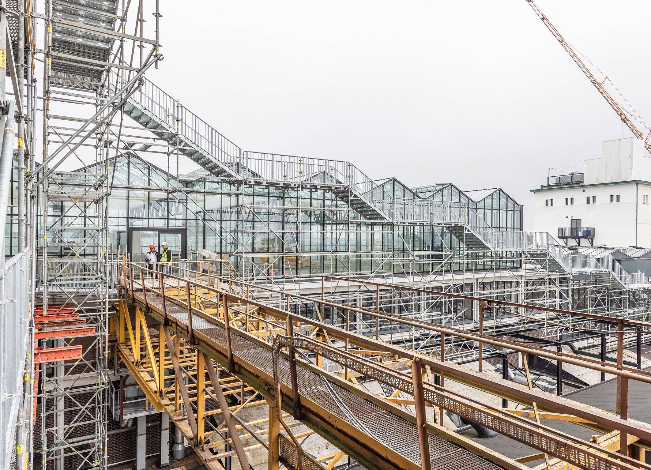 Las escaleras se caracterizan por su diseño ondulado, que no solo es visualmente impactante, sino que también garantiza una agradable experiencia al caminar.<br/>(Foto: PERI SE)