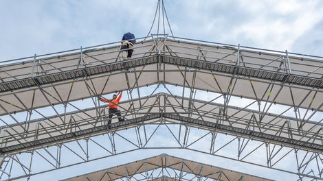 Çatı segmentleri yerde monte edildikten sonra , vinç yardımı ile yerleştirilir.
