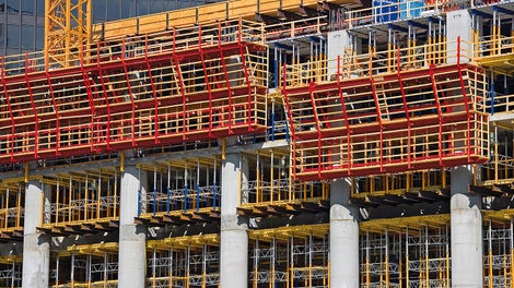 The massive reinforced concrete columns on the north and south sides were quickly realized with the ACS self-climbing system and VARIO wall formwork - and without a crane.