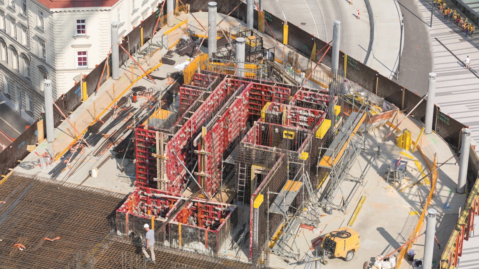 Für alle Wände des Gebäudes – auch die Kernwände – wurde die MAXIMO Rahmenschalung eingesetzt. Insbesondere die einseitig bedienbare Ankertechnik reduzierte den Zeitaufwand für die Schalarbeiten.