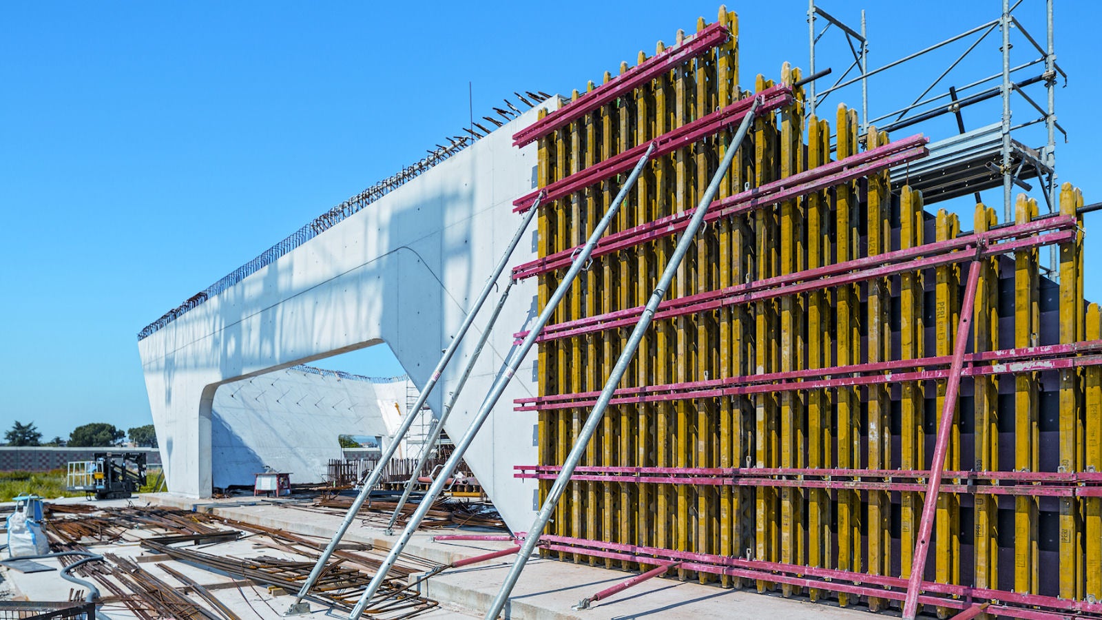 La cassaforma a travi per pareti GT 24 è stata progettata e assemblata su misura, con centine di rinforzo in moduli alti fino a 12 m