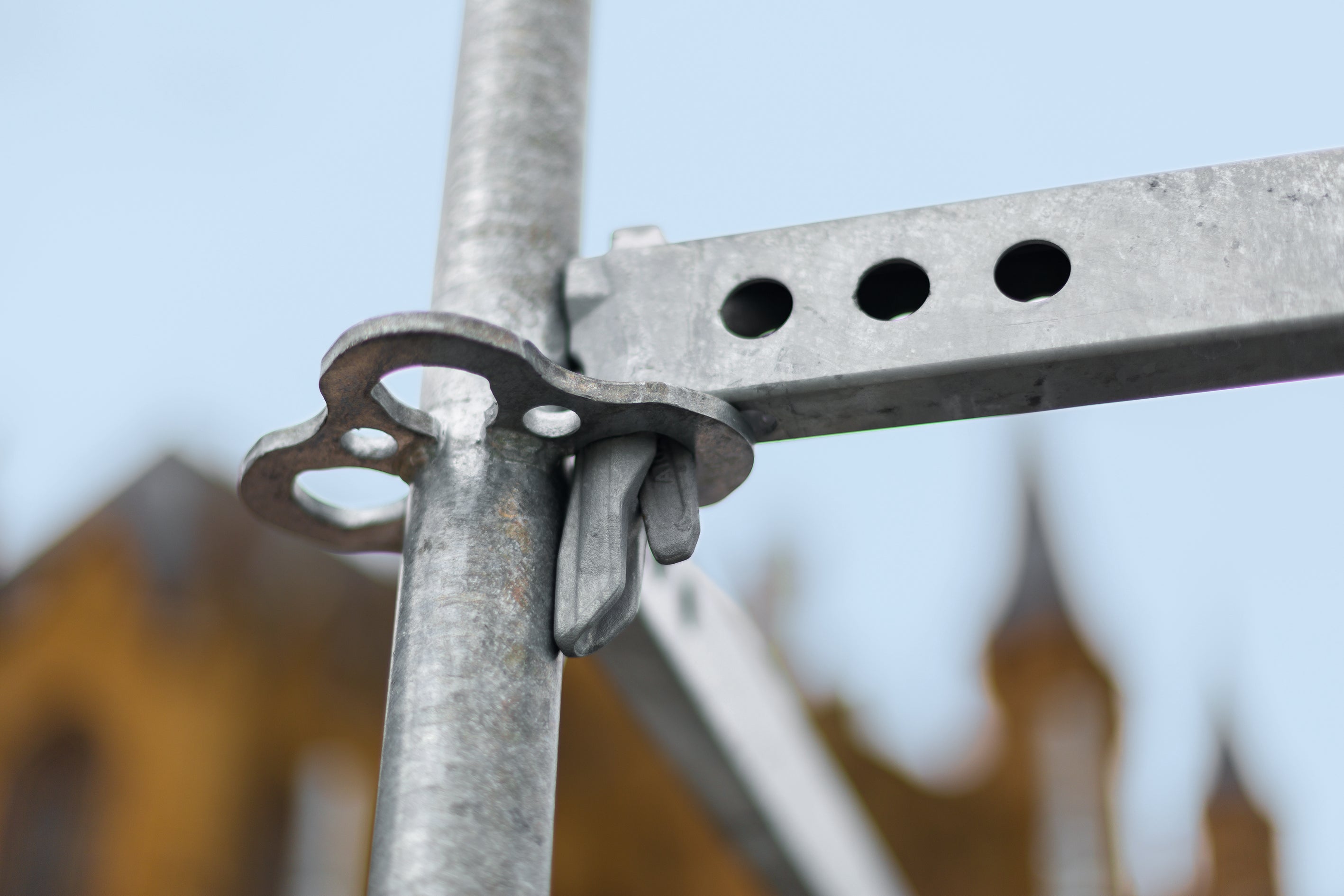 Optimiertes Kernbauteil: Der neue Horizontalriegel ist bis zu 15 % leichter und bietet dank seiner nun drei Bohrungen zusätzliche Anschlussmöglichkeiten für mehrere Riegeldiagonalen.