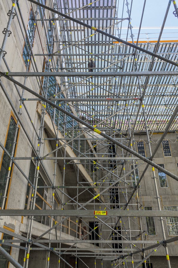 Prostorová konstrukce s horní podlahou a hliníkovými příhradovými nosníky.