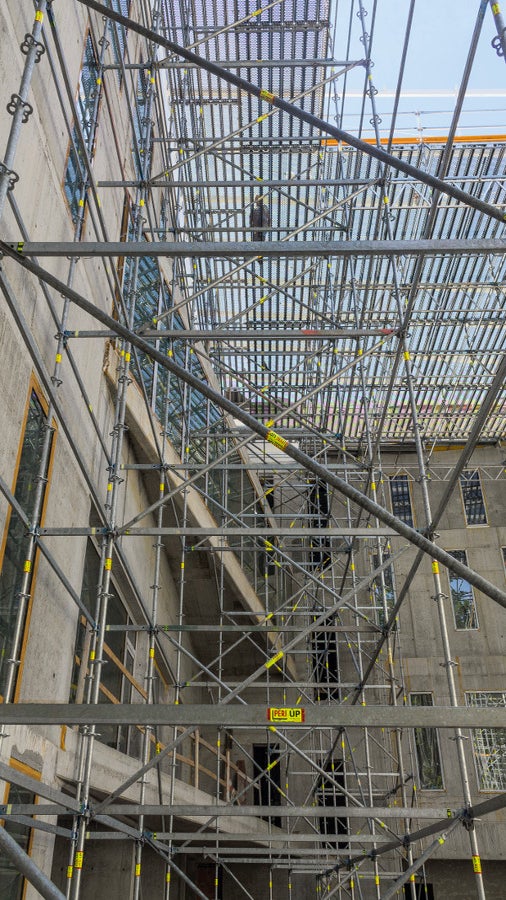 Prostorová konstrukce s horní podlahou a hliníkovými příhradovými nosníky.