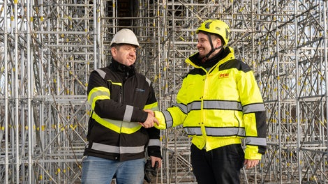 Most na rzece San w Stalowej Woli w ciągu DW 855. Współpraca PERI z Klientem: Wysowa Mosty. Od lewej: Waldemar Dryja - kierownik budowy, Jakub Galus - przedstawiciel techniczno-handlowy PERI.