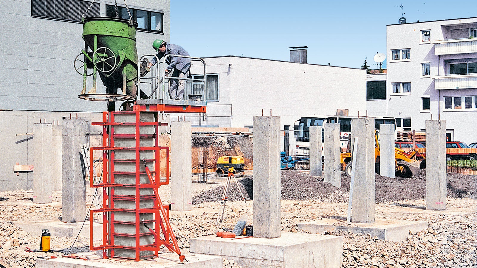 The concreting platform made of aluminum fits on any ground plan of 20 cm x 20 cm to 60 cm x 60 cm. With a lightweight design, it is easily installed by hand.