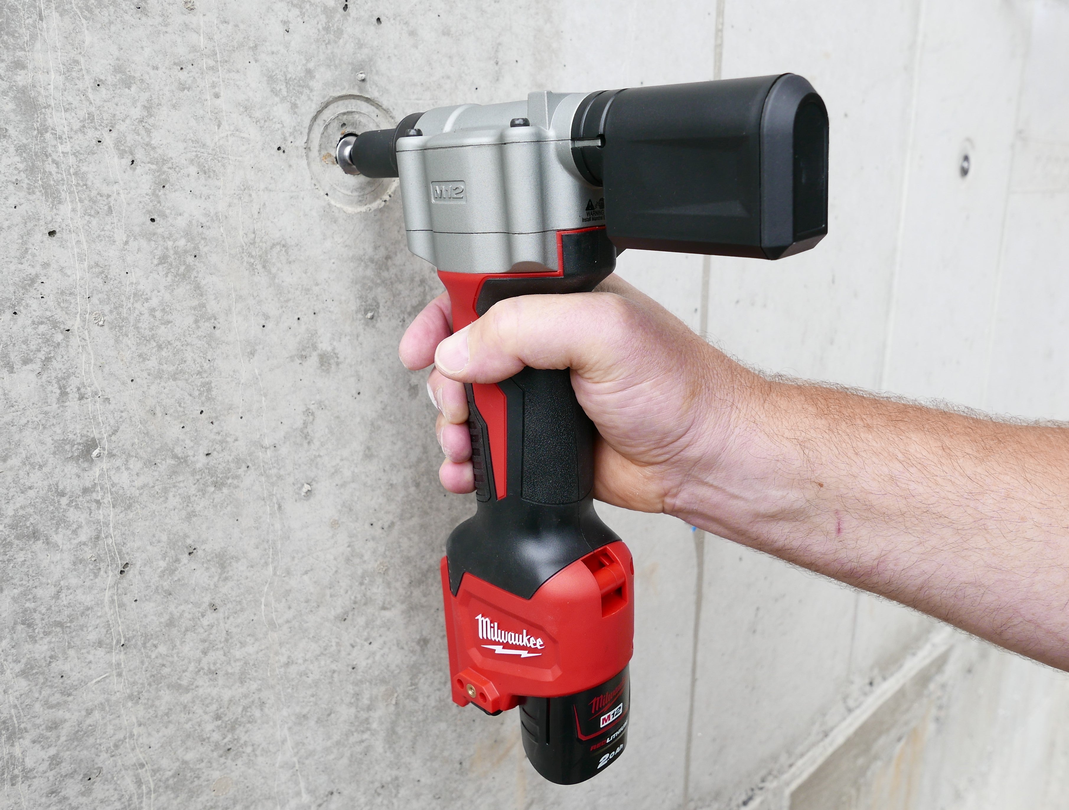 Il tappo rivettato viene inserito nella parte anteriore e, azionando la rivettatrice elettrica, viene introdotto e fissato nel foro di ancoraggio senza sforzo fisico. Un contenitore integrato raccoglie i perni di rivetto spezzati.<br/>