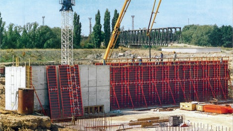 <p>V roce 1994 se uskutečnil prodej prvn&amp;iacute;ho vět&amp;scaron;&amp;iacute;ho množstv&amp;iacute; bedněn&amp;iacute; TRIO na v&amp;yacute;stavbu čističky odpadn&amp;iacute;ch vod v Plzni.</p><br/>