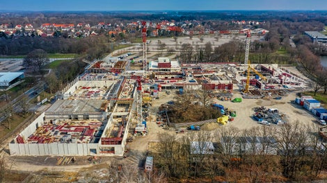 Der L-förmige Gebäudekomplex mit einer Grundfläche von 170 m Länge und 70 m Breite ist für rund 1.700 Schüler und 200 Lehrer konzipiert. (Foto: ARGE Gymnasium Langenhagen, Kallage/Rolfes)<br/>
