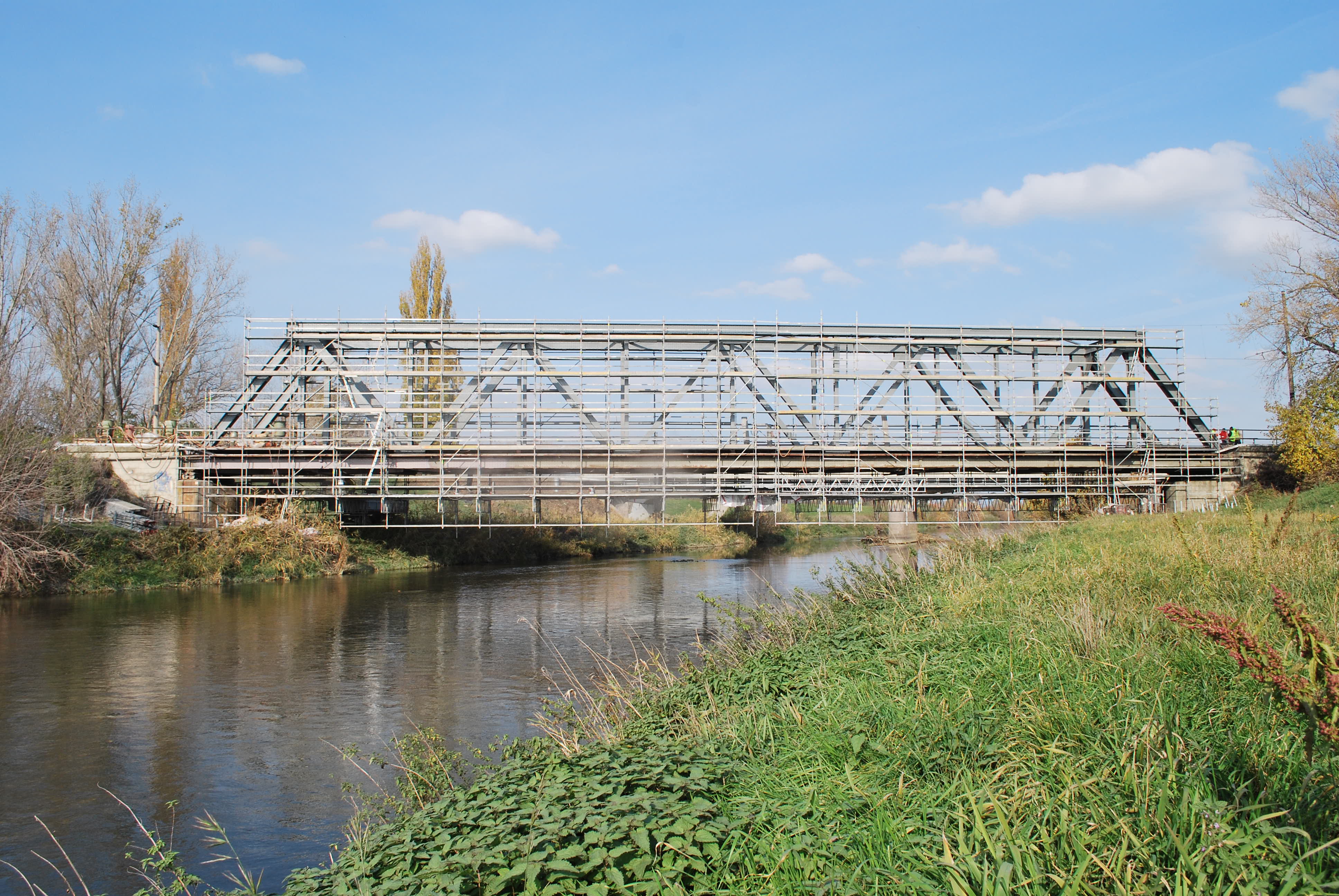 Zavesená lešenárska konštrukcia s dĺžkou 60 m a šírkou 8,5 m zmontovaná z lešenia PERI UP Flex s výmerou 510 m² na spodnej strane mosta a po 600 m² pracovného lešenia po bokoch mosta.<br/>