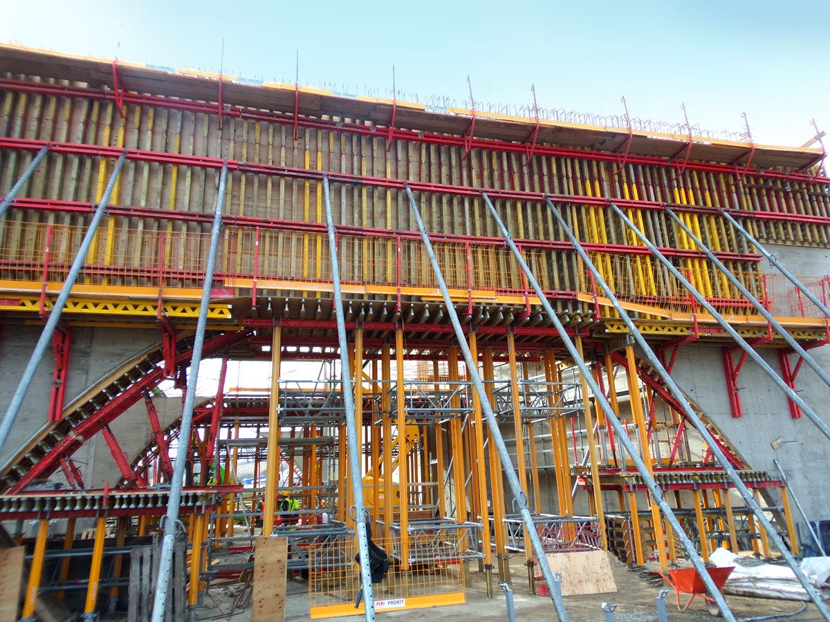 Dzięki zastosowaniu PERI VARIOKIT udało się dostosować deskowanie do złożonej geometrii podpory P1, zapewniając przy tym wymaganą jakość oraz bezpieczeństwo wykonywanych robót.