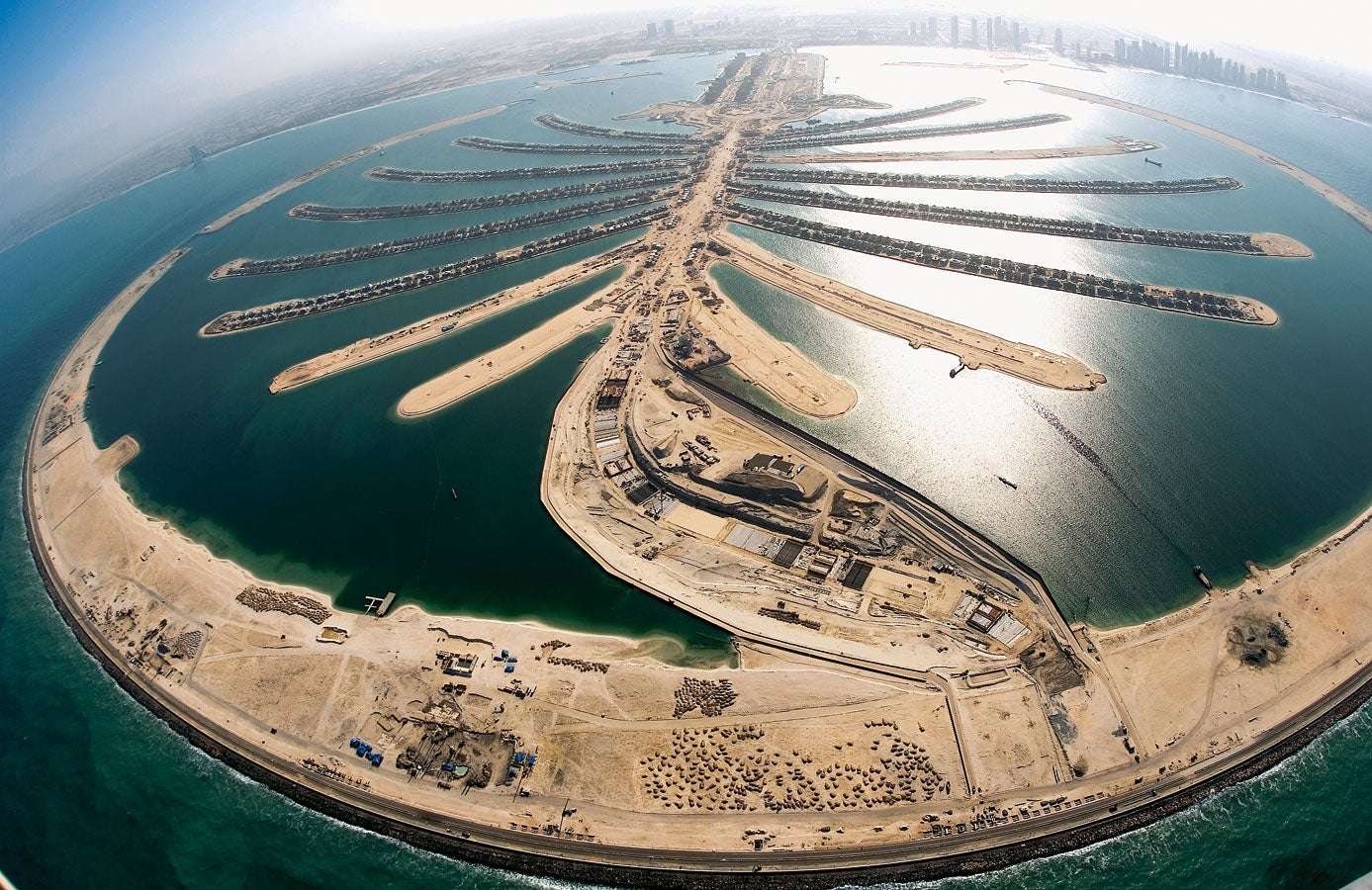 O túnel de 38 m de largura conecta o Jumeirah Palm Island com o crescente externo.