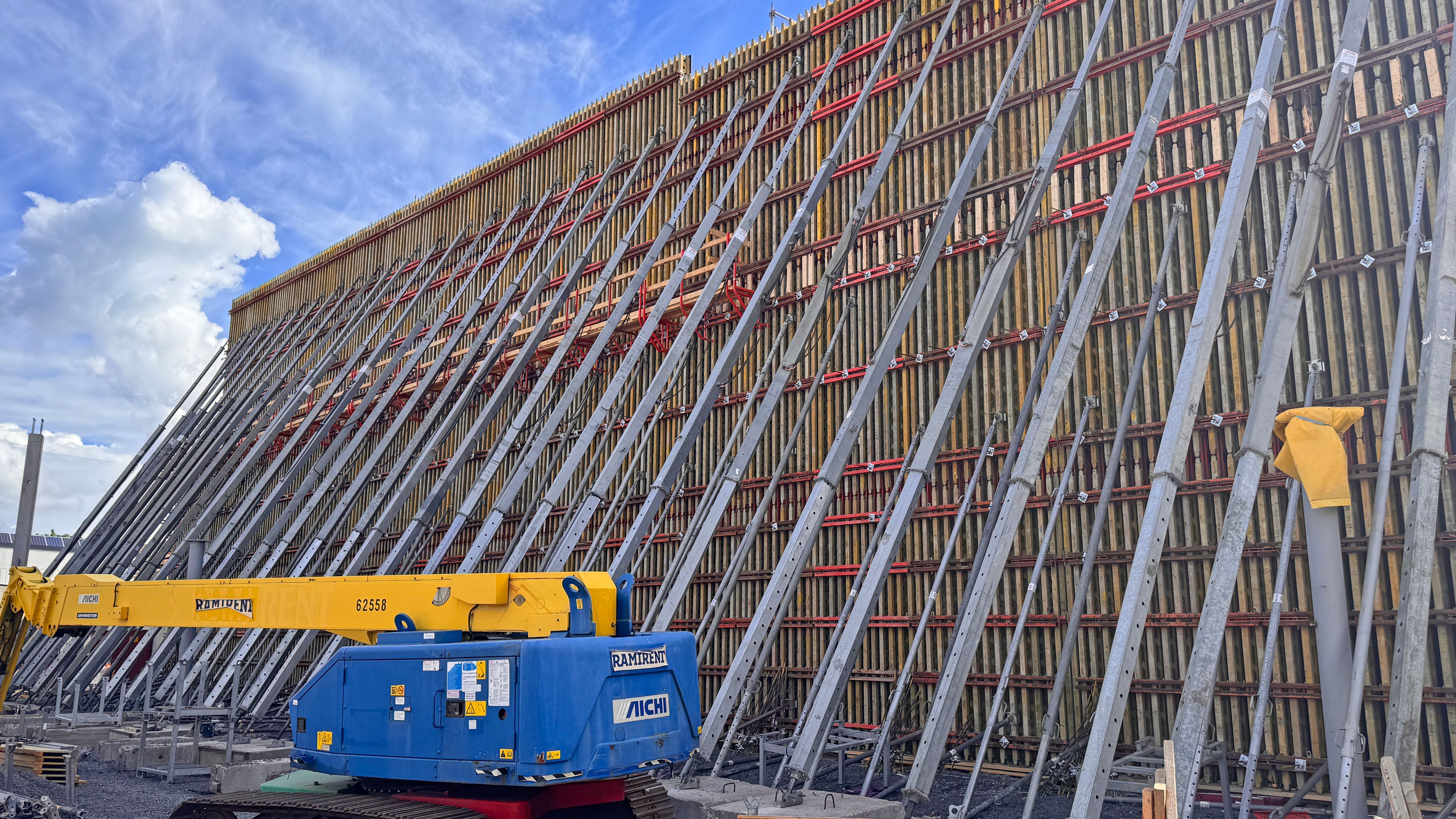 VARIO GT 24 -seiniä tukina toimivat järeät RS-vinotuet.