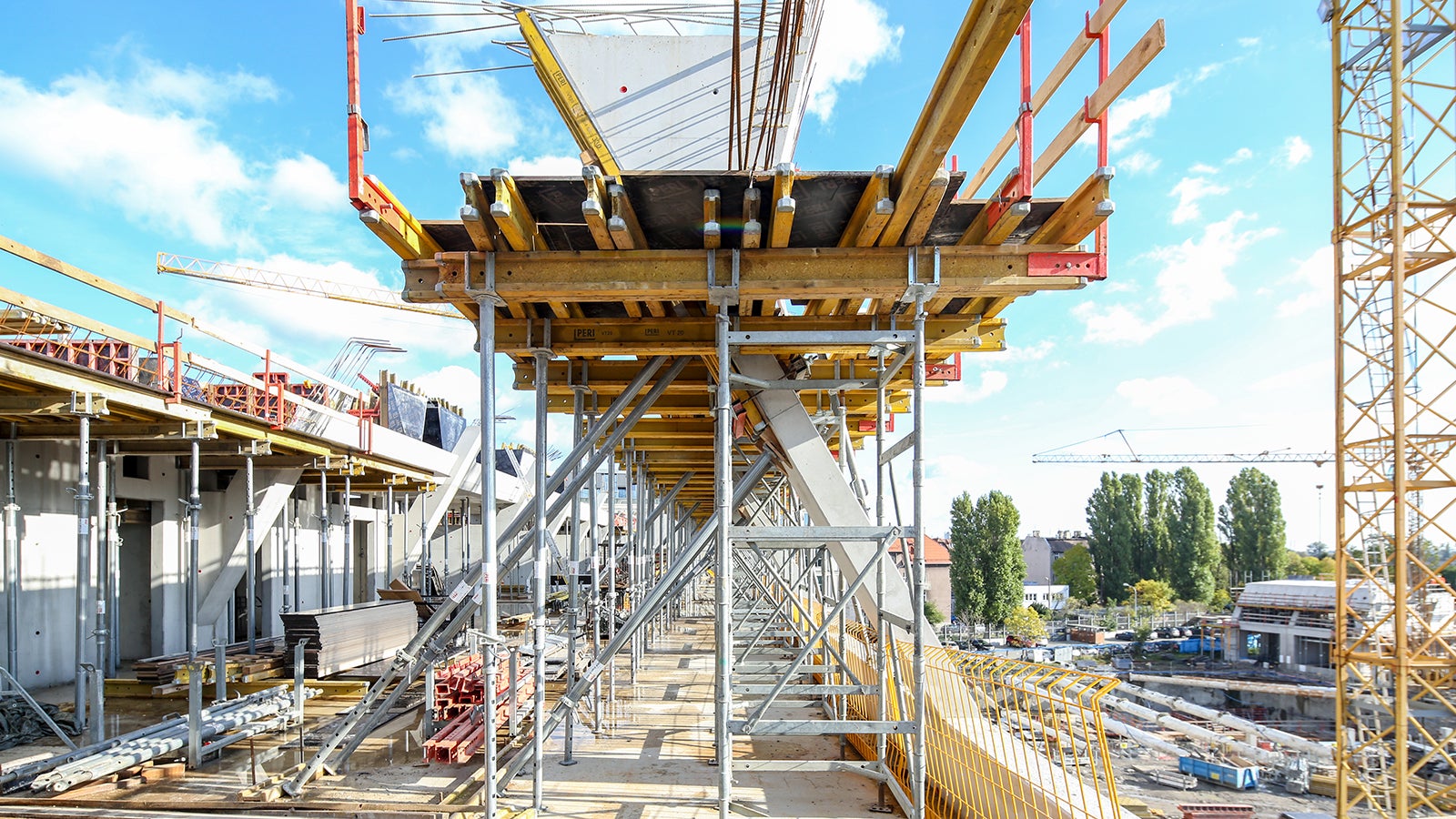 Deskowanie belki dachu szedowego.