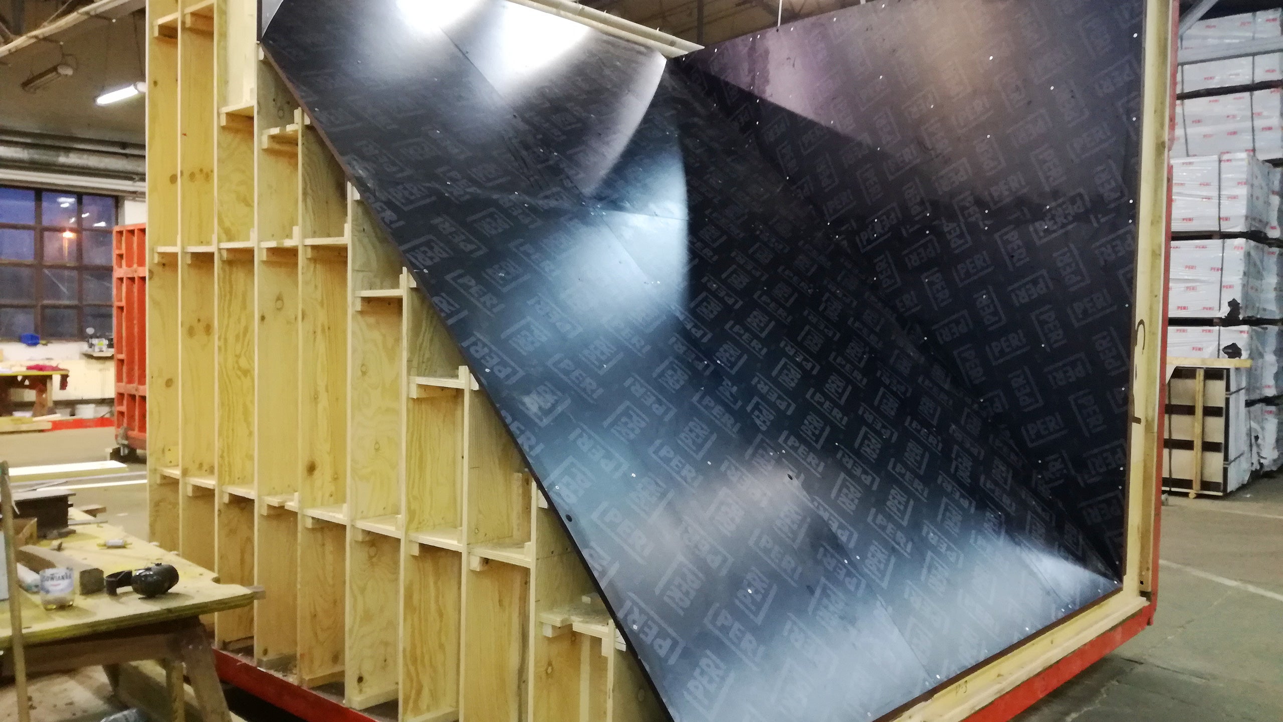 Hala widowiskowa "Jaskółka" w Tarnowie, pierwomontaż deskowań