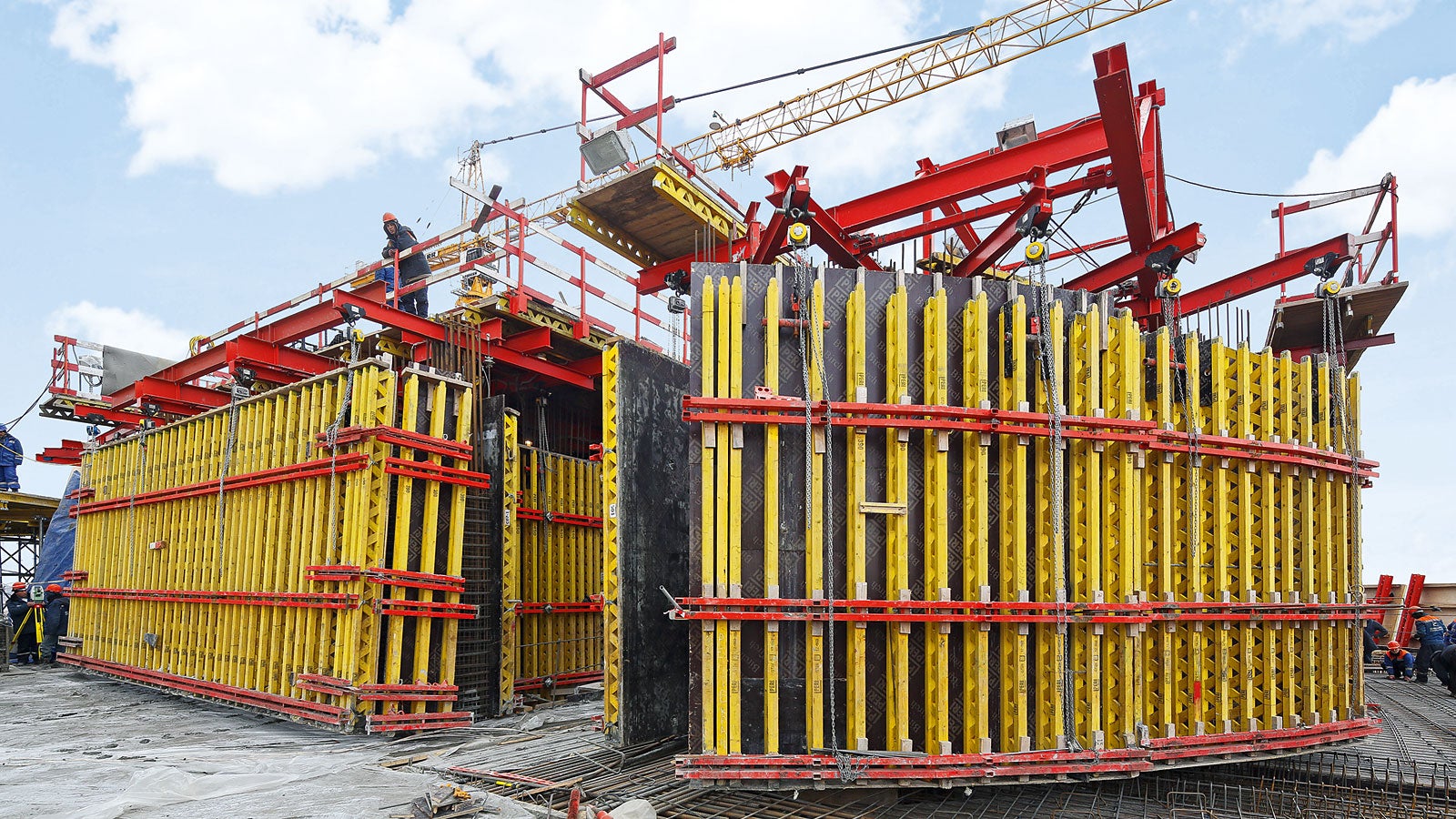 VARIO girder wall formwork for the core walls climbed with help of the ACS self-climbing system in regular weekly cycles with 4.30 m concreting cycle heights.