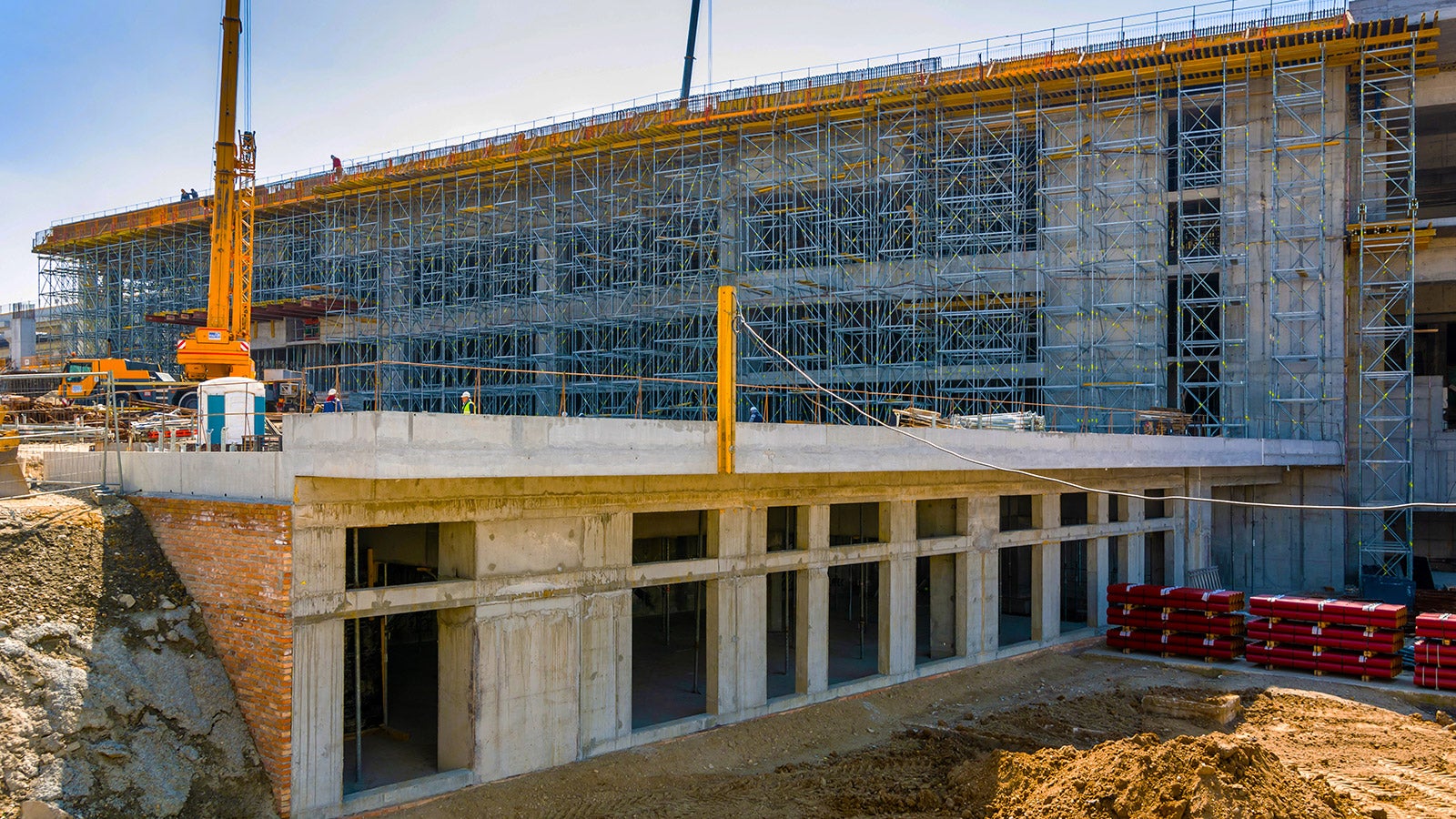 Velika površina objekta i relativno kratak rok za izvođenje radova zahtevali su precizno koordinisanu isporuku neophodne opreme.