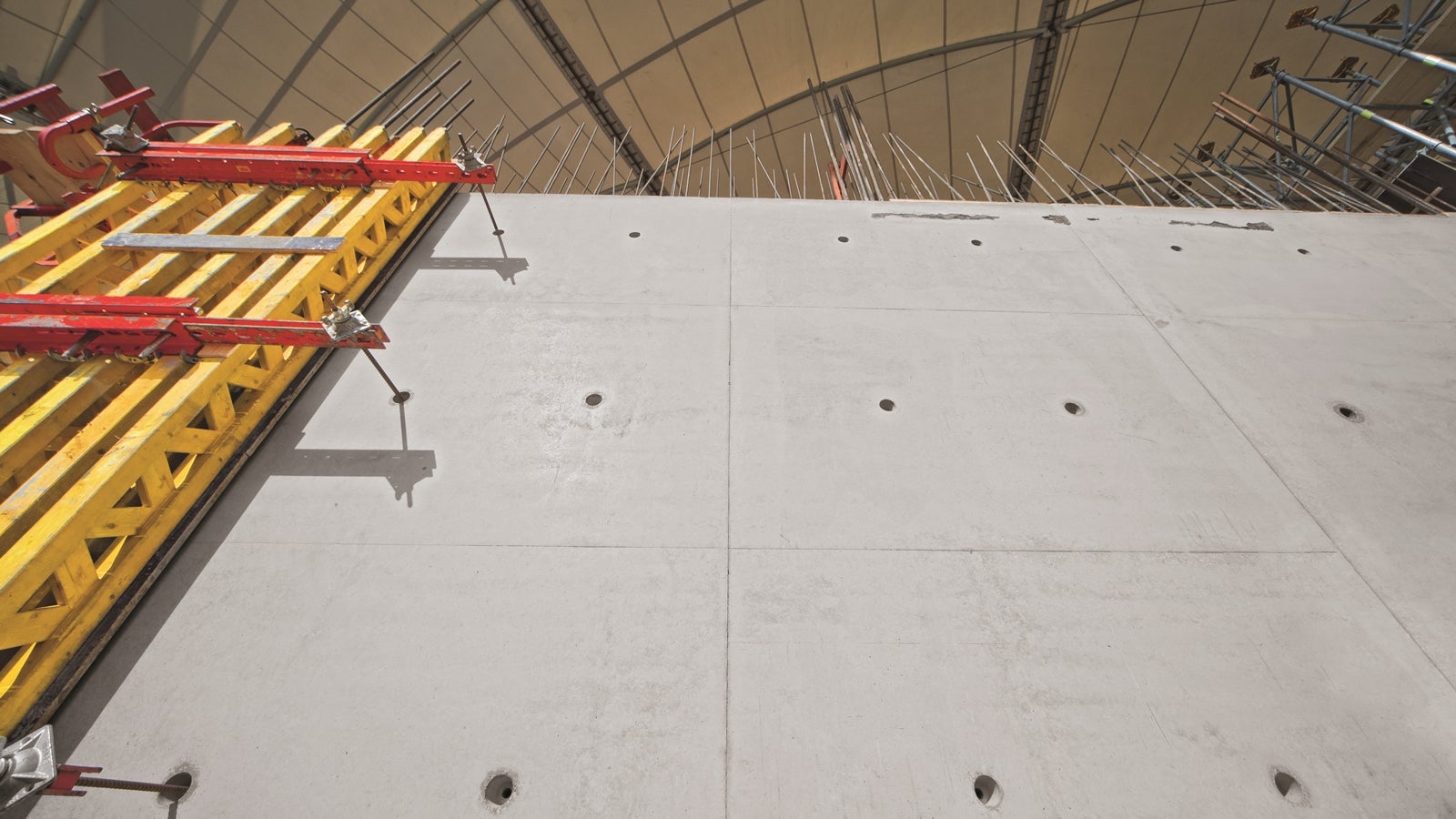 ファンブロックの取り壊しと新築はブンデスリーグの試合を妨げることなく実行されました。<br/>その際VARIO GT 24 壁型枠システムによって最高のコンクリート仕上げとなりました。