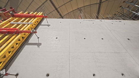 ファンブロックの取り壊しと新築はブンデスリーグの試合を妨げることなく実行されました。<br/>その際VARIO GT 24 壁型枠システムによって最高のコンクリート仕上げとなりました。