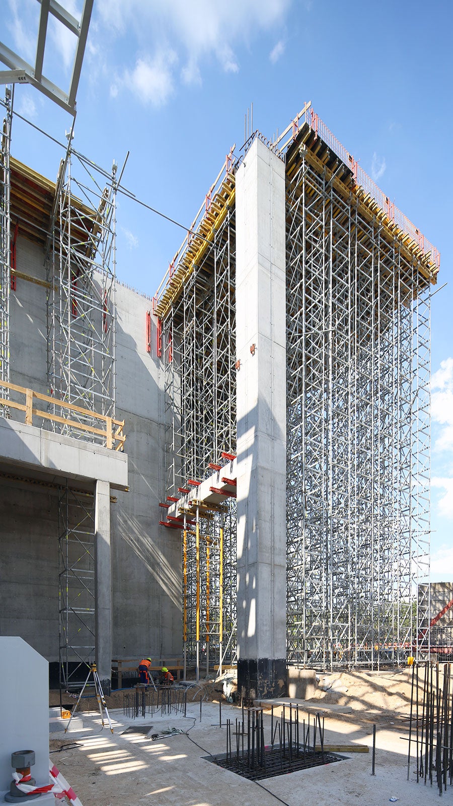 Podparcie głównego stropu wspornikowego bunkra o wysokości 20 m. Dzięki zastosowaniu PERI UP Rosett i ST 100 możliwe było dostosowanie się do zmiennej geometrii podciągów i podłoża.