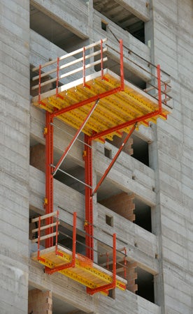 Un dettaglio della configurazione del sistema RCS-P impiegato nell'edificio: piano di carico sollevato idraulicamente