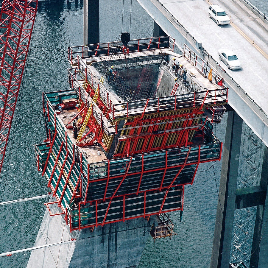 Up to the change in inclination of the pylon legs, a total of 11 cycles had to be concreted, each with heights of 4.15 m.