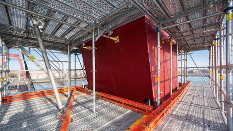 Designed to accommodate high wind loads, the scaffold anchoring and bracing was also realized with rentable VARIOKIT system components.<br/>