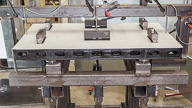 W trakcie prac nad nowym produktem materiał jest badany zarówno w laboratorium, jak i w warunkach rzeczywistych na placu budowy.