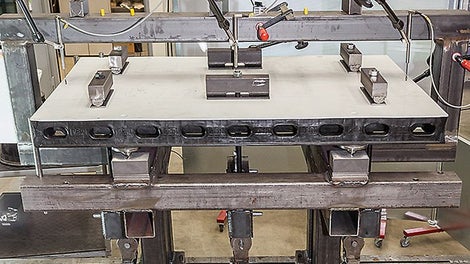 W trakcie prac nad nowym produktem materiał jest badany zarówno w laboratorium, jak i w warunkach rzeczywistych na placu budowy.