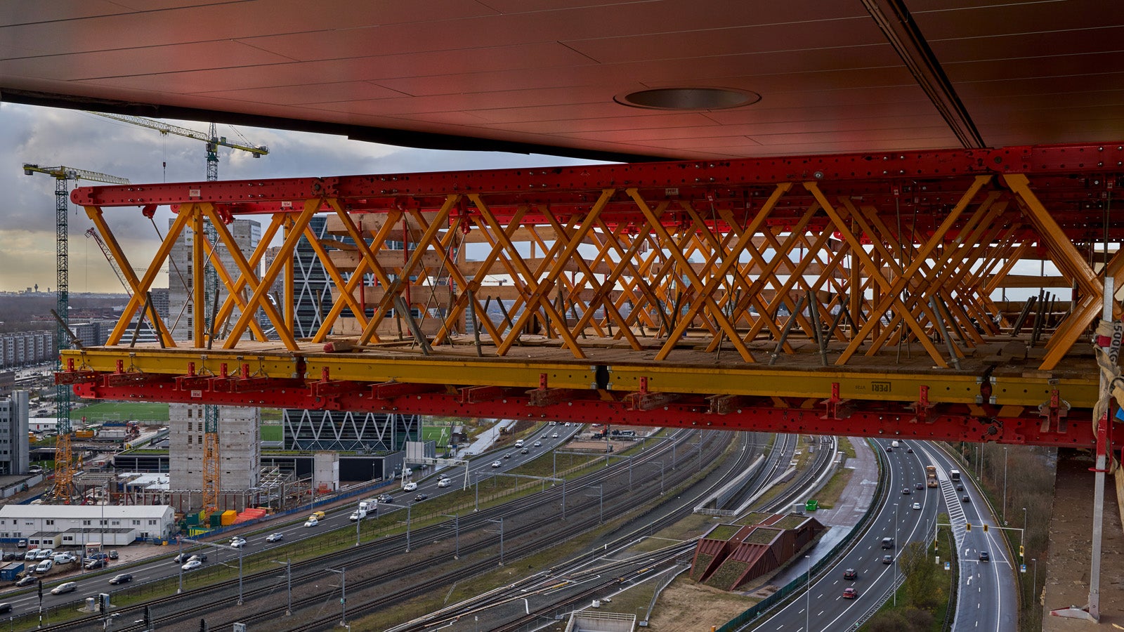 Rai hotel Amsterdam close-up van uitkraging d.m.v. PERI dragers