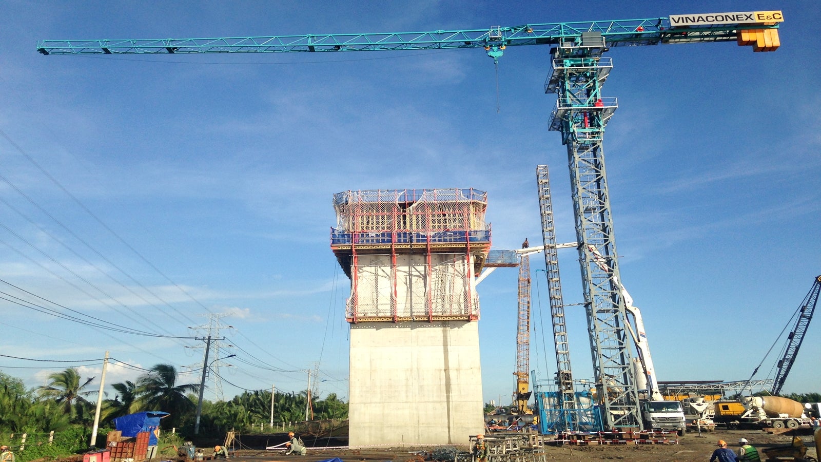 With CB climbing and VARIO system, the casting cycle time is shortened and the finished concrete surface meets the requirement. <br/>