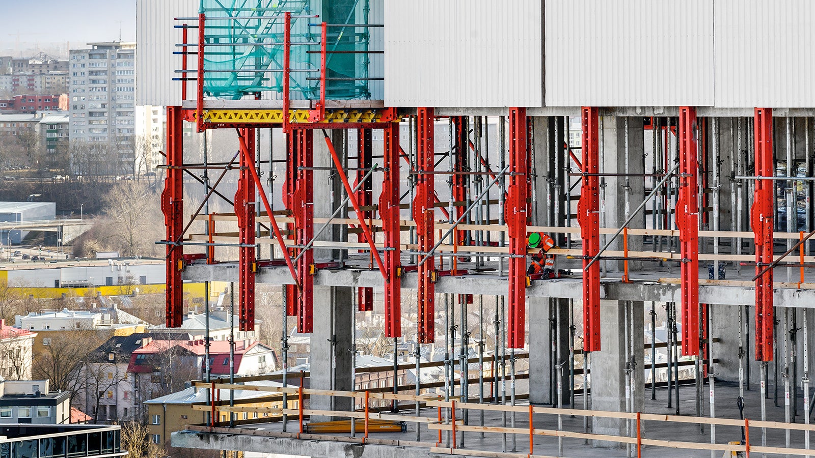 Совместимость с опалубкой и лесами PERI позволяет создавать комплексные решения. Например, интегрировать лестницы доступа PERI UP Flex в защитные экраны для обеспечения комфортного и безопасного доступа на монтажный горизонт.