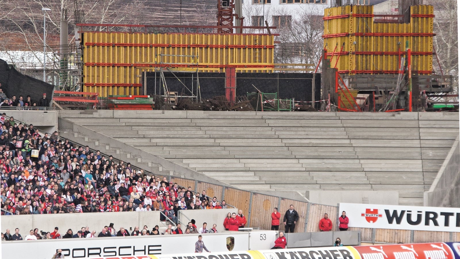 ブンデスリーガ開催中に改築を行っています