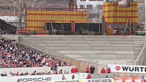 ブンデスリーガ開催中に改築を行っています