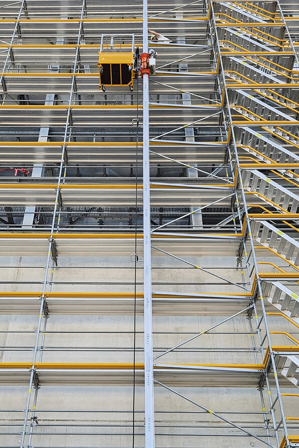 Das neu vorgestellte STS 300 Gerüsttransportsystem mit abnehmbaren und stapelbaren Körben optimiert die Arbeitsabläufe bei Gerüstprojekten. Besucher der PERI Messehalle konnten sich live davon überzeugen, wie das Transportsystem funktioniert. 