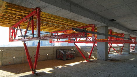 As vigas em balanço, compostas por componentes do sistema PERI VARIOKIT, alugavam as cargas de betão fresco das varandas.