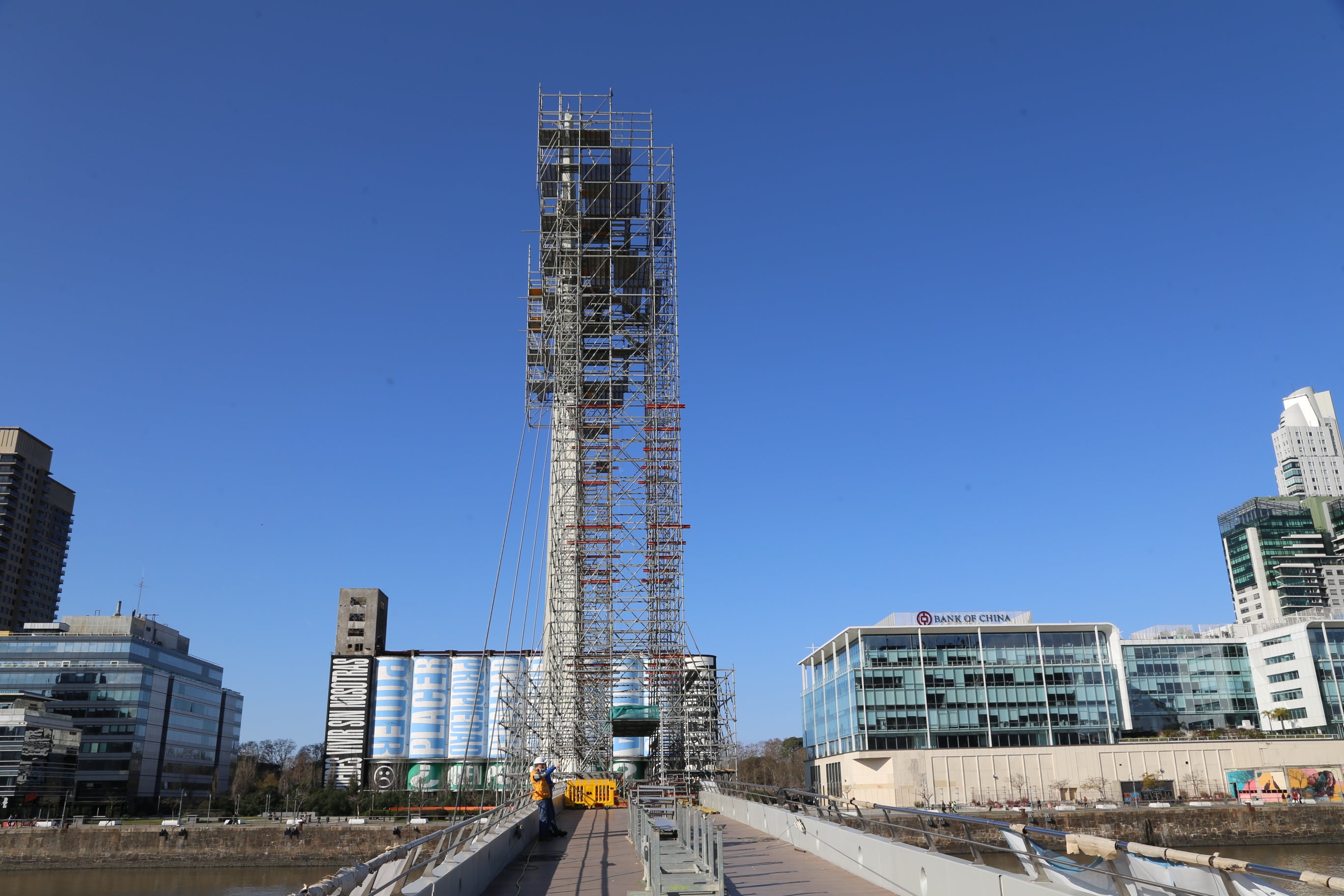 El andamio para pintar el mástil del Puente de la Mujer tiene 40 metros de alto. 